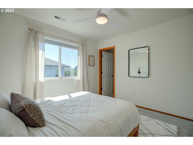 1495 Ne ZACHARY St, Hillsboro, OR 97124