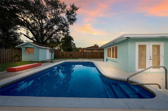 2411 RIDGE AVENUE, Sarasota, FL 34235