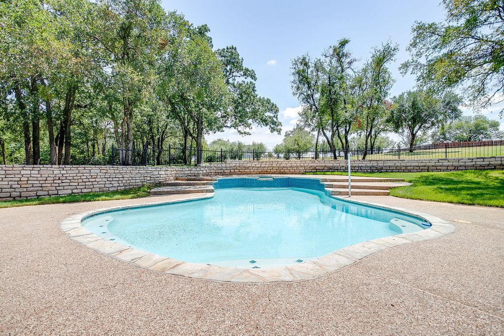 609 Summerlin Drive, Granbury, TX 76048