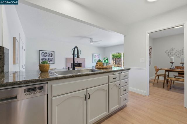 1525 American Beauty Dr, Concord, CA 94521