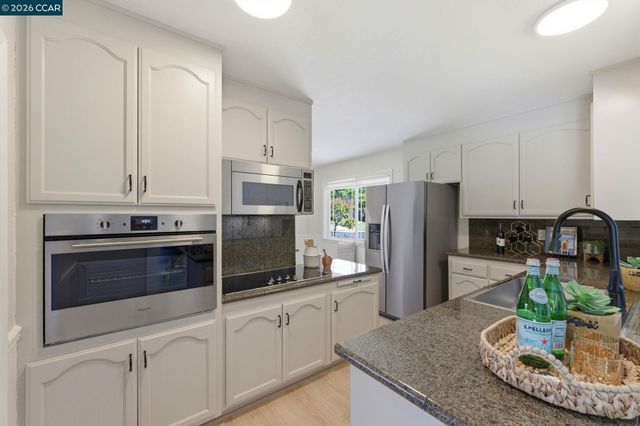 1525 American Beauty Dr, Concord, CA 94521