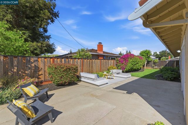 1525 American Beauty Dr, Concord, CA 94521