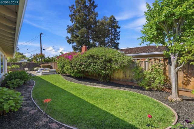 1525 American Beauty Dr, Concord, CA 94521