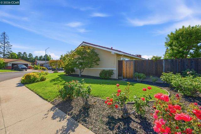 1525 American Beauty Dr, Concord, CA 94521