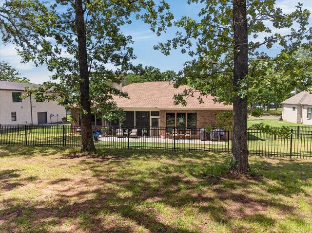 233 Hide A Way Drive, Mabank, TX 75156