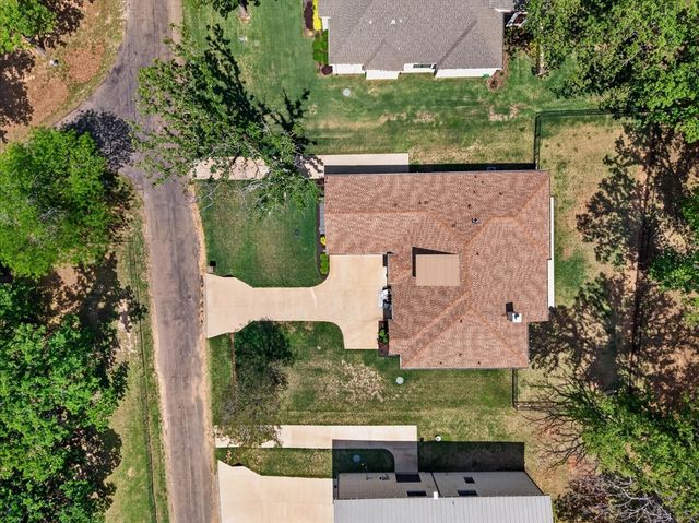 233 Hide A Way Drive, Mabank, TX 75156