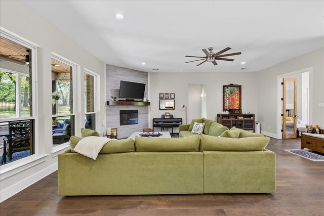 233 Hide A Way Drive, Mabank, TX 75156