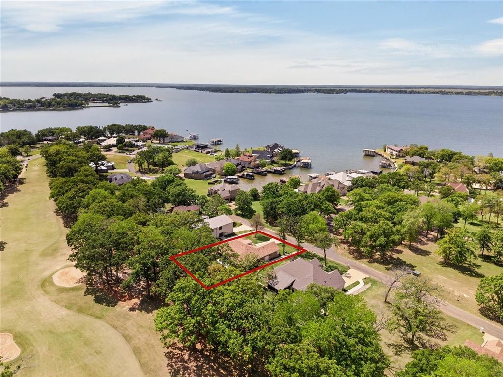 233 Hide A Way Drive, Mabank, TX 75156