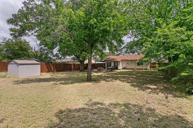 7012 Greenview Circle S, Fort Worth, TX 76120