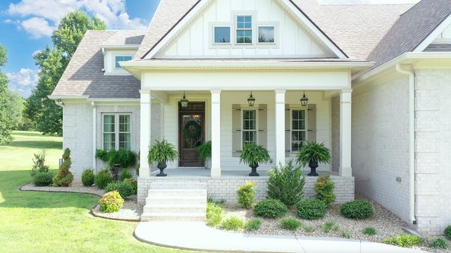 204 Green Hills Dr, Shelbyville, TN 37160