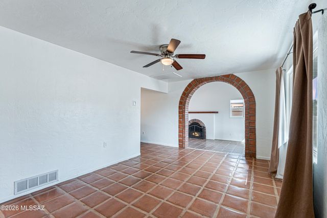 929 N Benton Avenue, Tucson, AZ 85711