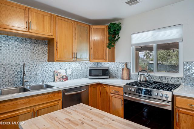 929 N Benton Avenue, Tucson, AZ 85711