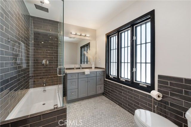 846 S Cloverdale, Los Angeles, CA 90036