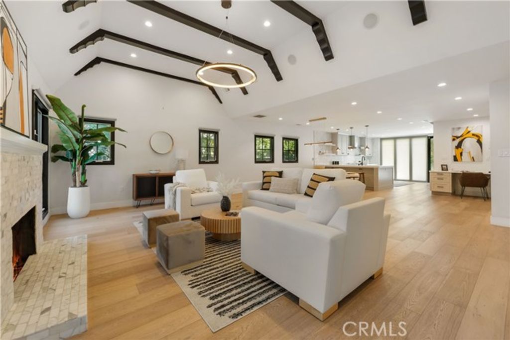 846 S Cloverdale, Los Angeles, CA 90036