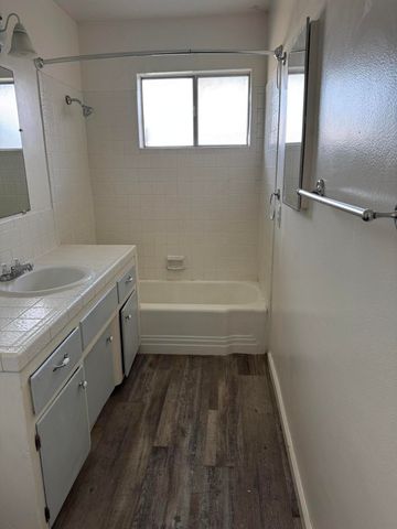 315 W Glendale Avenue, Lemoore, CA 93245