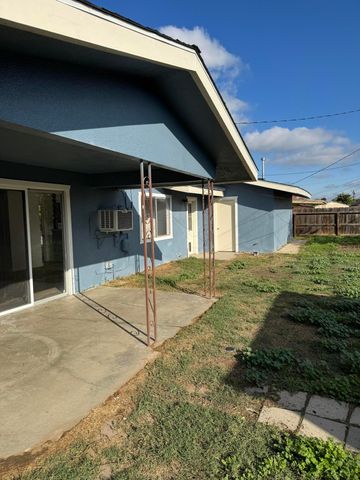 315 W Glendale Avenue, Lemoore, CA 93245