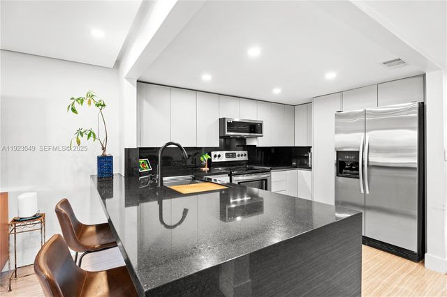 2528 N 38 Avenue D32, Hollywood, FL 33021