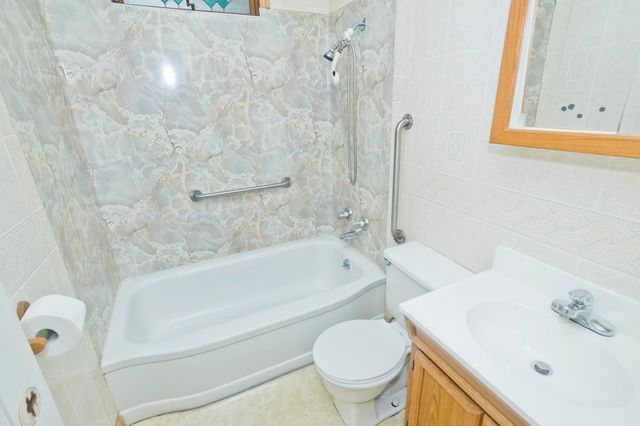 62 Memorial Dr, Holyoke, MA 01040