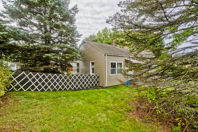 62 Memorial Dr, Holyoke, MA 01040