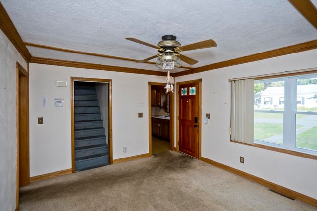 62 Memorial Dr, Holyoke, MA 01040