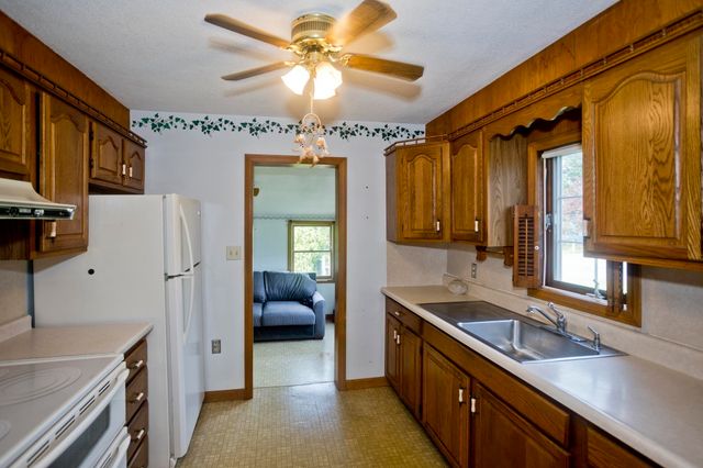 62 Memorial Dr, Holyoke, MA 01040