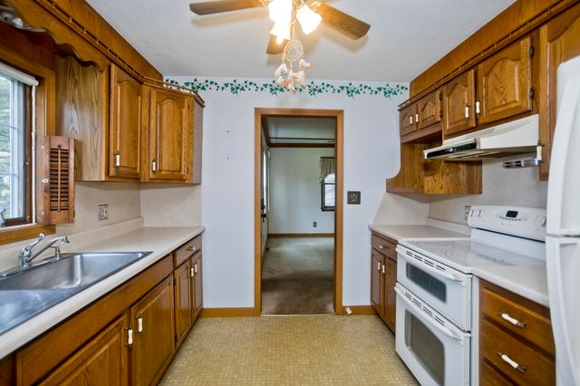 62 Memorial Dr, Holyoke, MA 01040