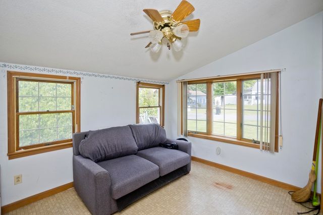 62 Memorial Dr, Holyoke, MA 01040