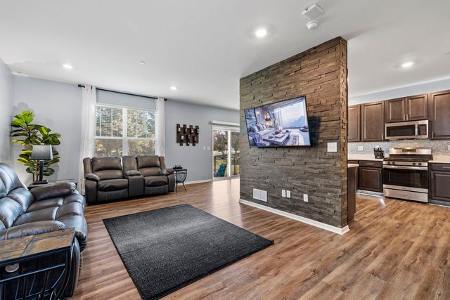 1064 Canary Avenue, Yorkville, IL 60560