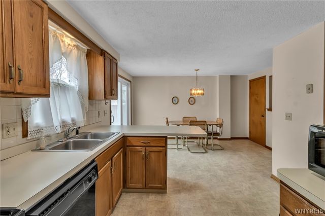 275 Wimbledon Court, West Seneca, NY 14224