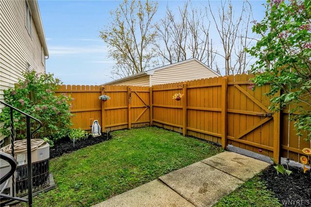 275 Wimbledon Court, West Seneca, NY 14224