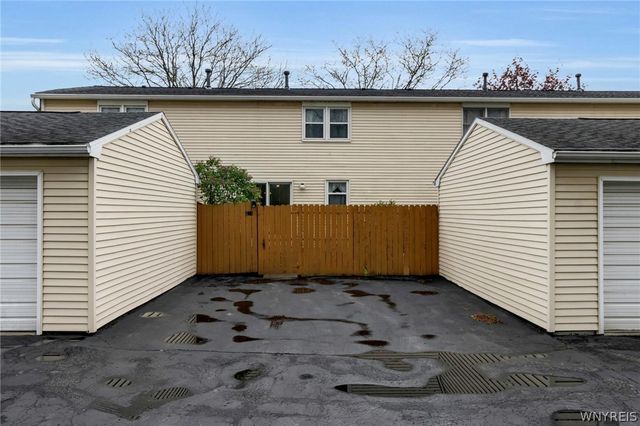275 Wimbledon Court, West Seneca, NY 14224