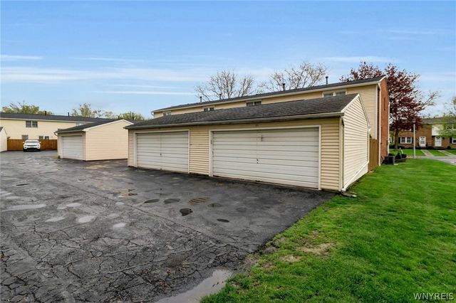 275 Wimbledon Court, West Seneca, NY 14224