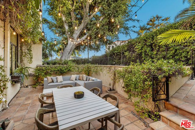 2023 Kendra Court, Los Angeles, CA 90068