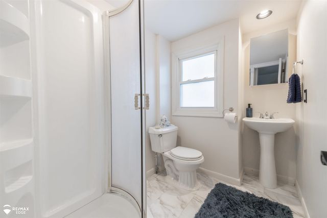 330 S Roslyn Road, Waterford, MI 48328