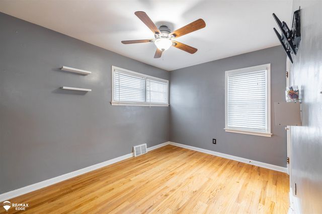 330 S Roslyn Road, Waterford, MI 48328