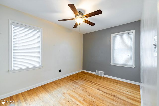 330 S Roslyn Road, Waterford, MI 48328