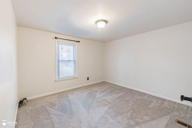 330 S Roslyn Road, Waterford, MI 48328