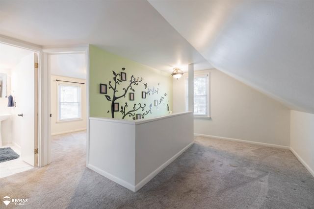 330 S Roslyn Road, Waterford, MI 48328