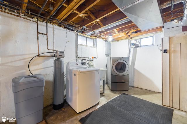 330 S Roslyn Road, Waterford, MI 48328