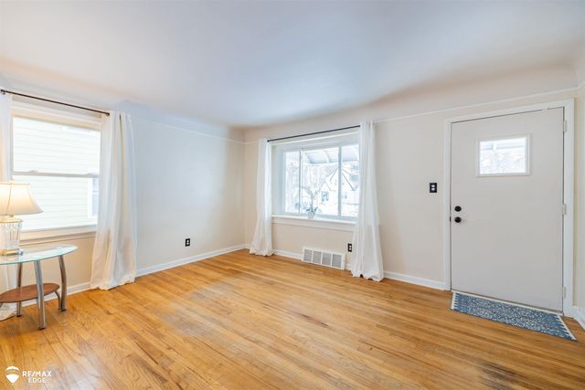 330 S Roslyn Road, Waterford, MI 48328