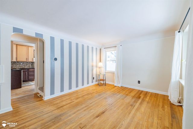 330 S Roslyn Road, Waterford, MI 48328