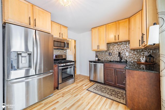 330 S Roslyn Road, Waterford, MI 48328