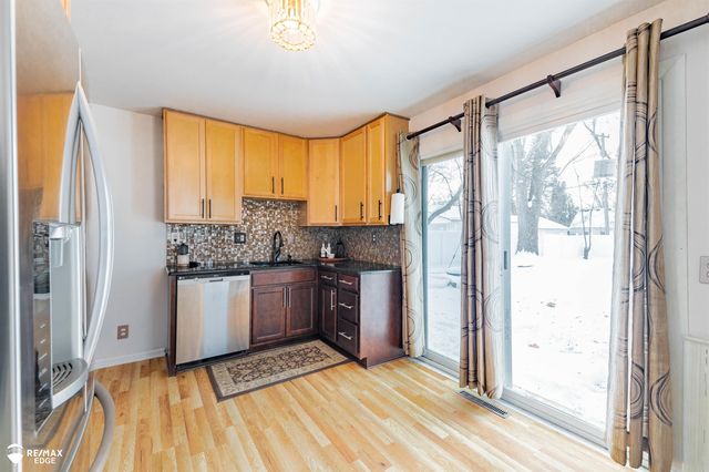 330 S Roslyn Road, Waterford, MI 48328