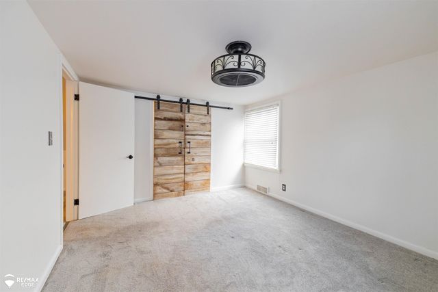 330 S Roslyn Road, Waterford, MI 48328