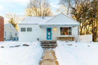 330 S Roslyn Road, Waterford, MI 48328