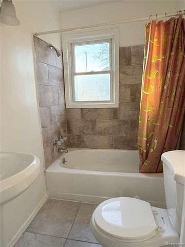 7027 Chalmers Avenue, Warren, MI 48091