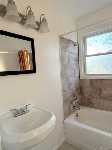 7027 Chalmers Avenue, Warren, MI 48091