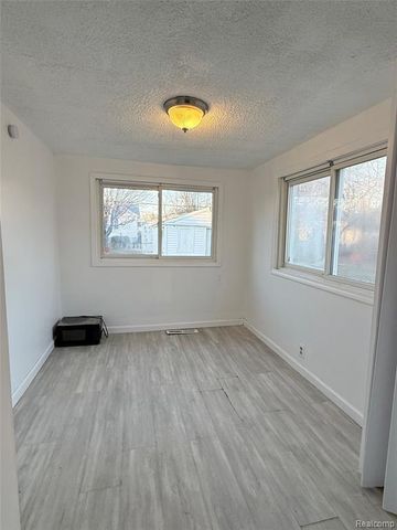 7027 Chalmers Avenue, Warren, MI 48091