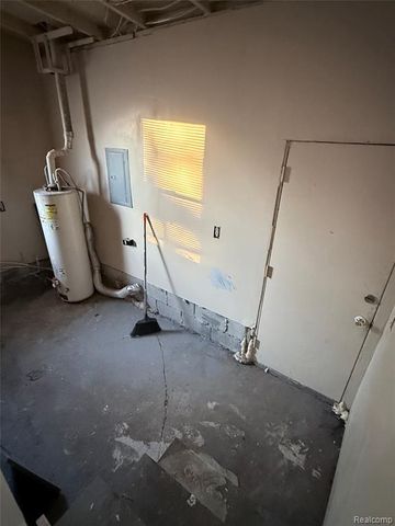 7027 Chalmers Avenue, Warren, MI 48091