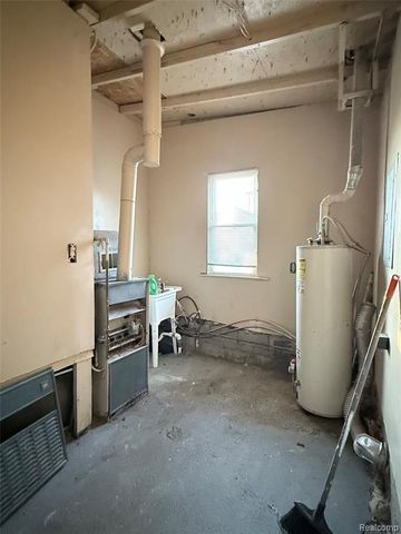 7027 Chalmers Avenue, Warren, MI 48091